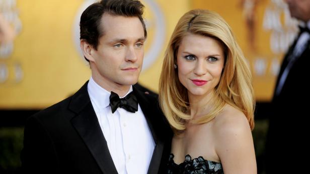 Hugh Dancy und Claire Danes posieren auf dem roten Teppich.