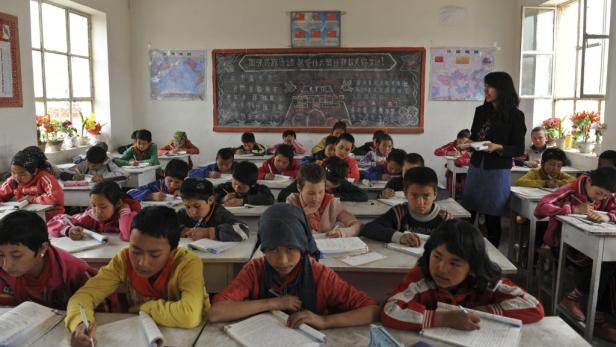 Eine Lehrerin unterrichtet eine Klasse von Schülern in einem Klassenzimmer in China.