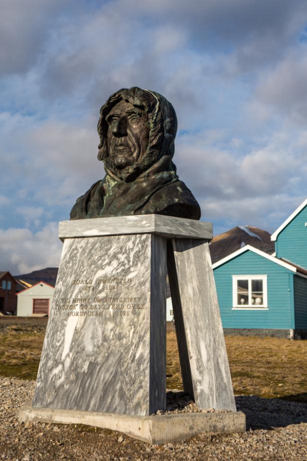 Eine Bronzebüste von Roald Amundsen auf einem Marmorsockel in Longyearbyen, Spitzbergen.