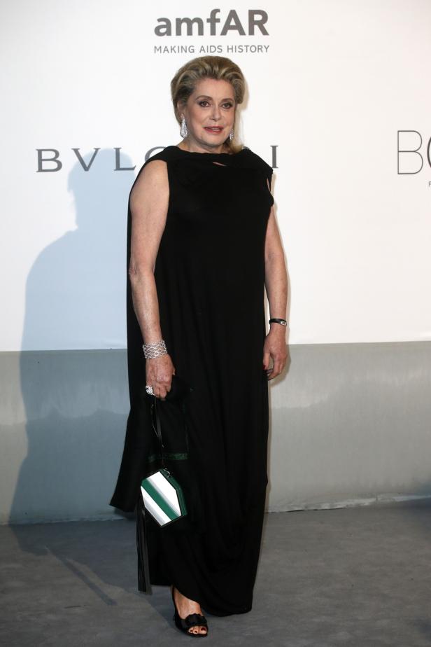 Catherine Deneuve in einem schwarzen Kleid bei einer amfAR-Veranstaltung.