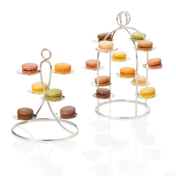 Zwei silberne Etagèren sind mit bunten Macarons bestückt.