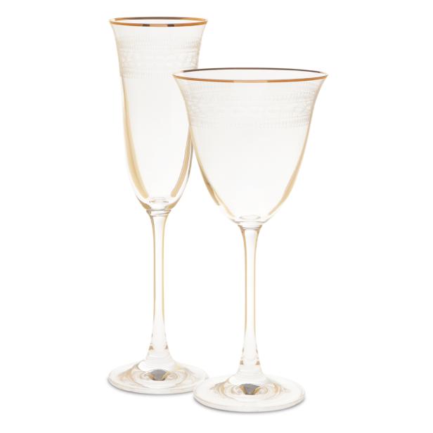 Zwei elegante, goldverzierte Gläser stehen auf einem weißen Hintergrund.