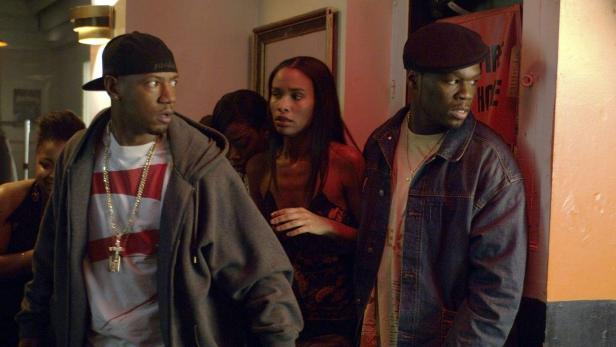 Ja Rule und 50 Cent stehen mit anderen Personen in einem Raum.