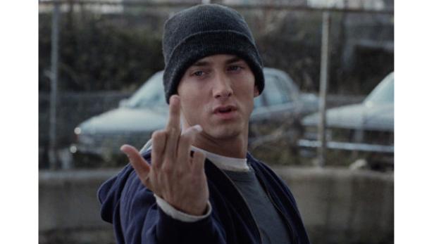 Eminem mit Mütze zeigt den Mittelfinger.