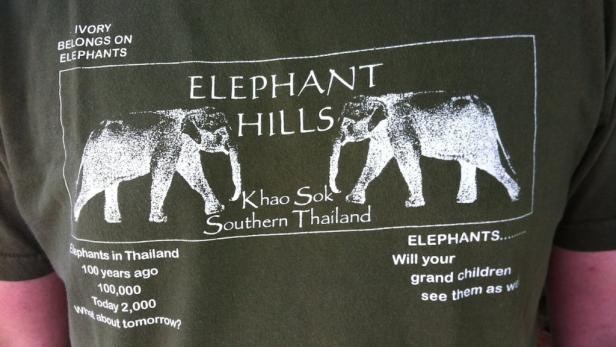 Ein T-Shirt mit der Aufschrift „Elephant Hills, Khao Sok, Südthailand“ und zwei Elefantengrafiken.