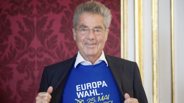 Heinz Fischer zeigt ein T-Shirt zur Europawahl.