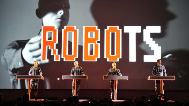 Die Band Kraftwerk tritt während ihrer „The Robots“-Tournee auf einer Bühne auf.
