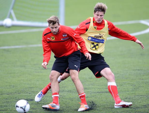 Zwei österreichische Fußballspieler während einer Trainingseinheit auf dem Rasen.