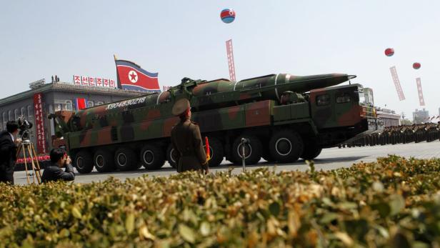Ein Militärfahrzeug mit einer Rakete während einer Parade in Nordkorea.