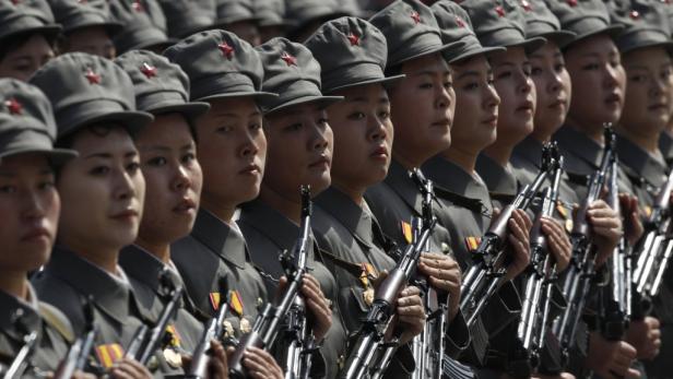 Eine Reihe nordkoreanischer Soldatinnen in Uniform mit Gewehren.