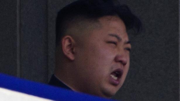 Kim Jong-un mit geöffnetem Mund, möglicherweise während einer Rede.