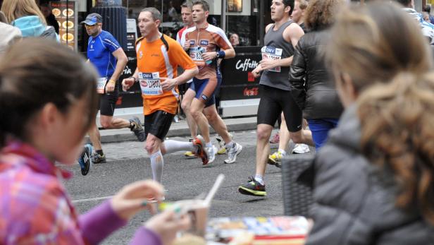 Mehrere Läufer nehmen an einem Marathon in der Stadt teil.