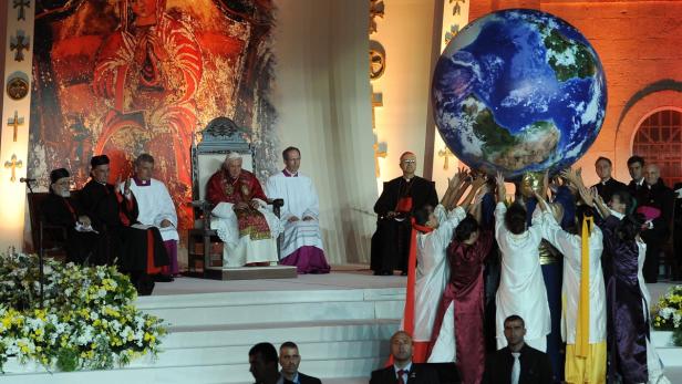Papst betet gegen "das Dröhnen der Waffen"