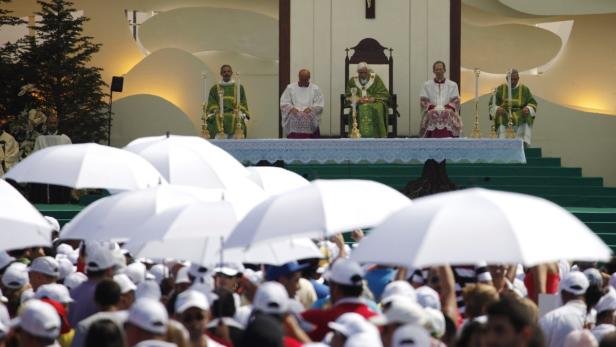 Papst betet gegen "das Dröhnen der Waffen"