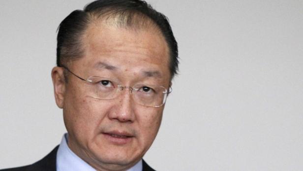 Ein Porträt von Jim Yong Kim mit Brille vor einem hellen Hintergrund.