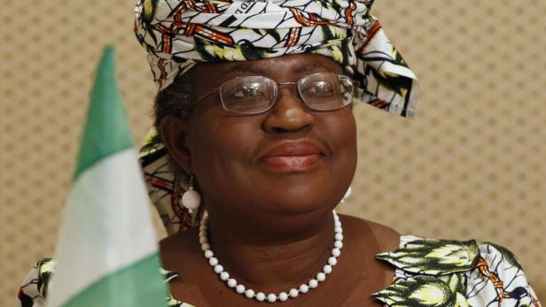 Ngozi Okonjo-Iweala mit traditionellem Kopfschmuck und nigerianischer Flagge.