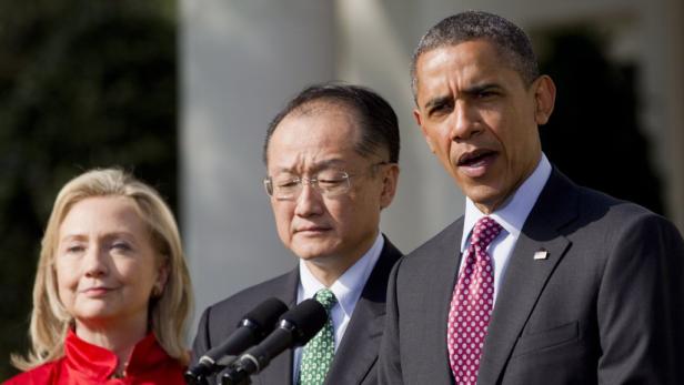 Barack Obama spricht neben Hillary Clinton und Jim Yong Kim vor Mikrofonen.