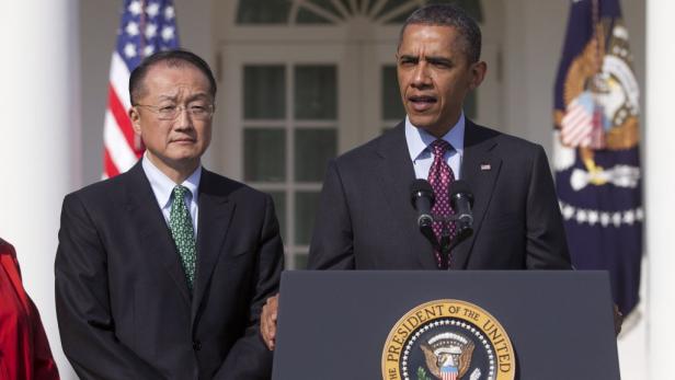 Barack Obama spricht neben Jim Yong Kim vor Flaggen.