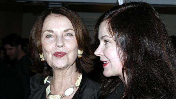 Zwei Frauen posieren nebeneinander für ein Foto.