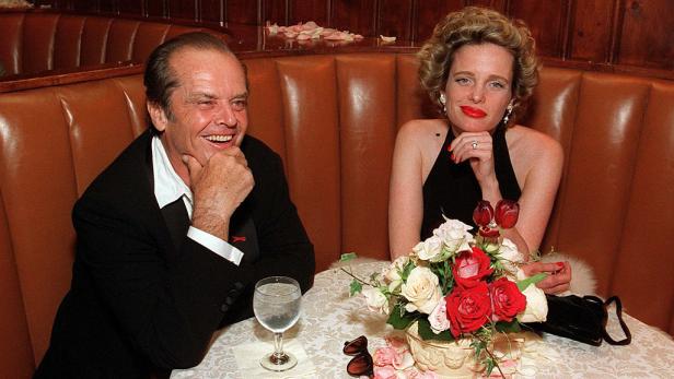 Jack Nicholson und eine Frau sitzen an einem Tisch in einem Restaurant.