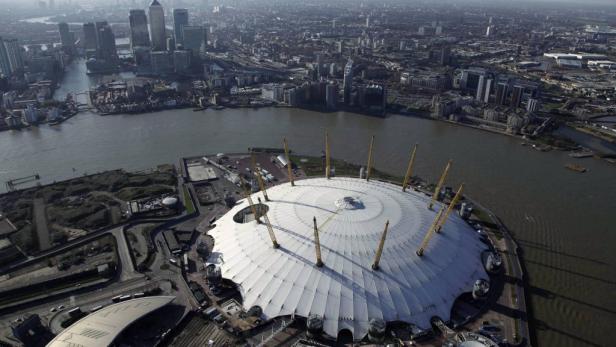 Luftaufnahme der O2 Arena in London mit der Skyline im Hintergrund.