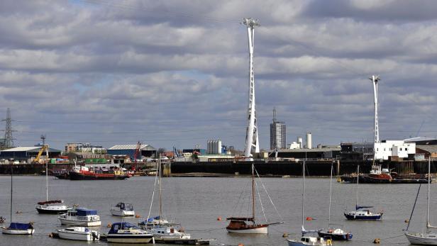 Mehrere Segelboote ankern auf der Themse in London, im Hintergrund die Emirates Air Line Seilbahn.