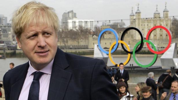 Boris Johnson vor dem Tower von London und den olympischen Ringen.