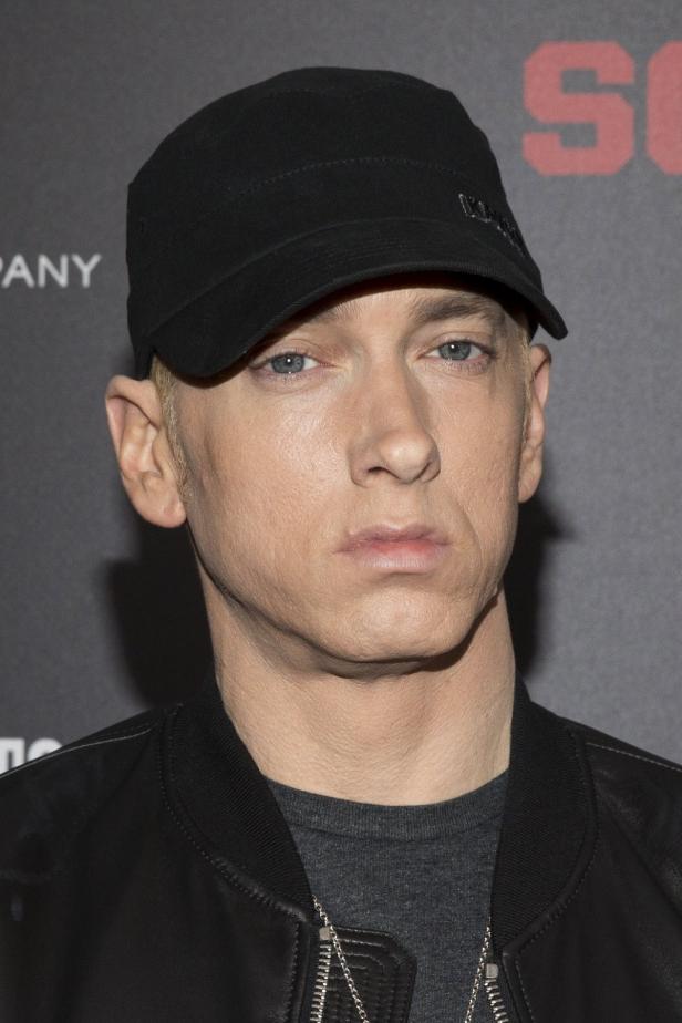 Porträt von Eminem mit schwarzer Kappe und Jacke.