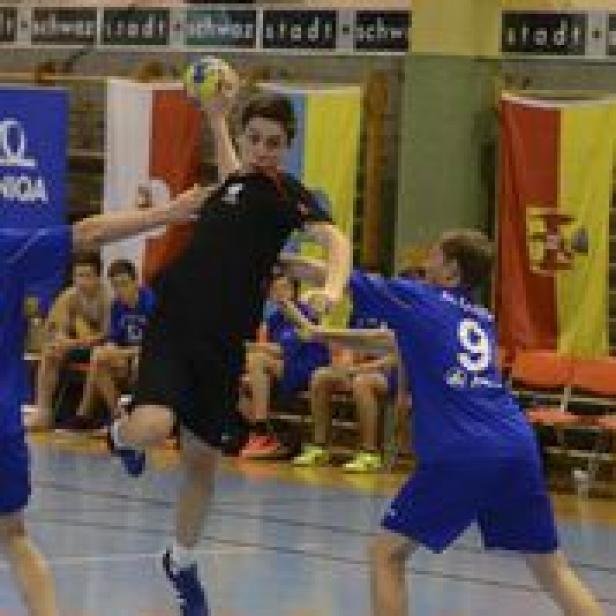 Ein Jugendlicher wirft einen Handball während eines Spiels.