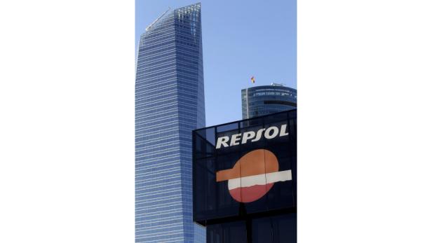 Ein Repsol-Logo vor dem Hintergrund von zwei Wolkenkratzern in Madrid.