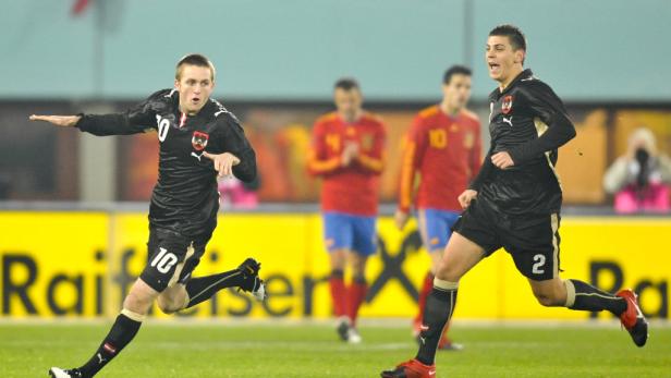 Zwei österreichische Fußballspieler im schwarzen Trikot während eines Spiels.