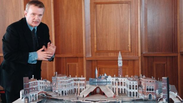 Ein Mann präsentiert ein detailliertes Modell von Venedig.