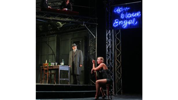 Szene aus dem Theaterstück „Der blaue Engel“ mit einer Frau und einem Mann auf der Bühne.
