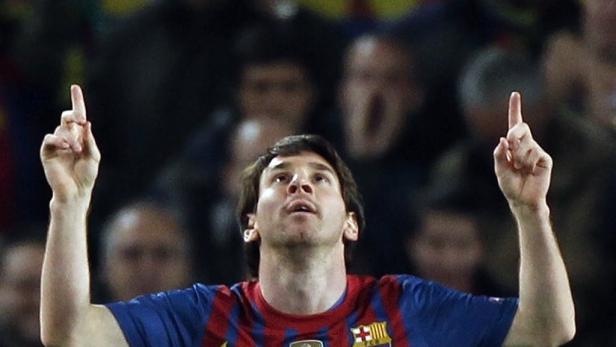 Lionel Messi zeigt mit beiden Zeigefingern nach oben.