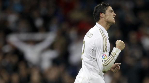 Cristiano Ronaldo jubelt in seinem weißen Trikot.