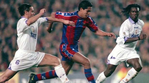 Drei Fußballspieler in Aktion während eines Spiels.