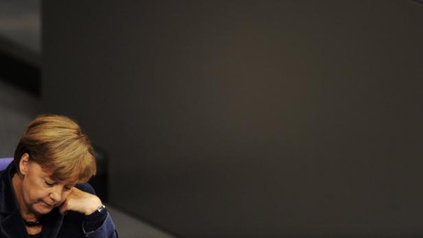 Angela Merkel ruht ihren Kopf auf ihrer Hand.