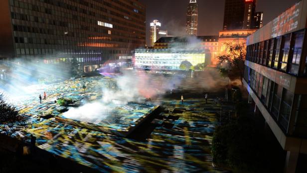 Eine Lichtinstallation erhellt einen Platz in Frankfurt bei Nacht.