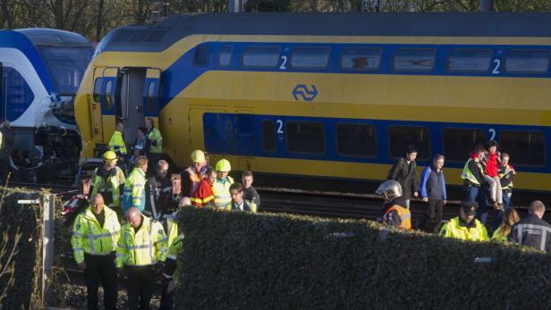 Amsterdam: Züge frontal zusammengestoßen