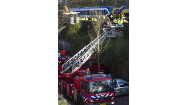 Amsterdam: Züge frontal zusammengestoßen