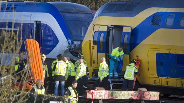 Amsterdam: Züge frontal zusammengestoßen