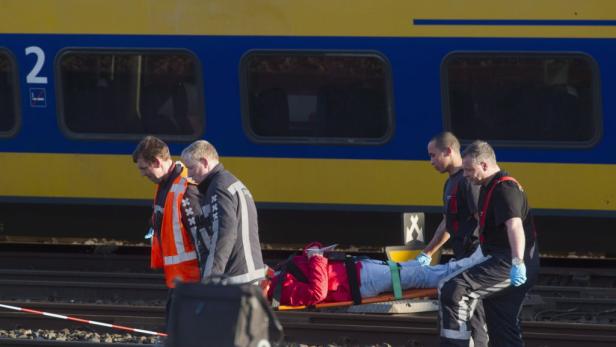 Amsterdam: Züge frontal zusammengestoßen