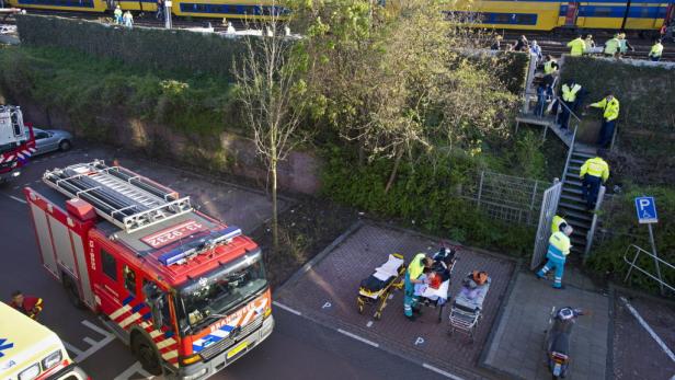 Amsterdam: Züge frontal zusammengestoßen