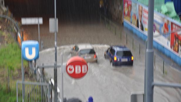 Hochwasser-Alarm: Autos „soffen“ in Unterführung ab