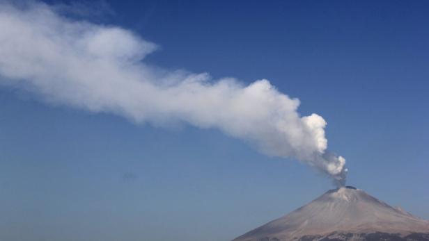 Der Vulkan Popocatépetl stößt Rauch in den blauen Himmel aus.