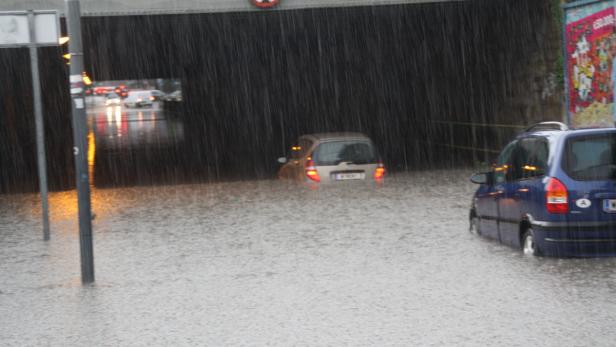 Hochwasser-Alarm: Autos „soffen“ in Unterführung ab