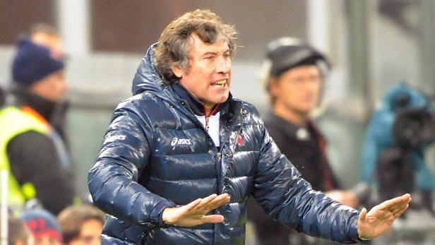 Ein Trainer gestikuliert während eines Spiels am Spielfeldrand.