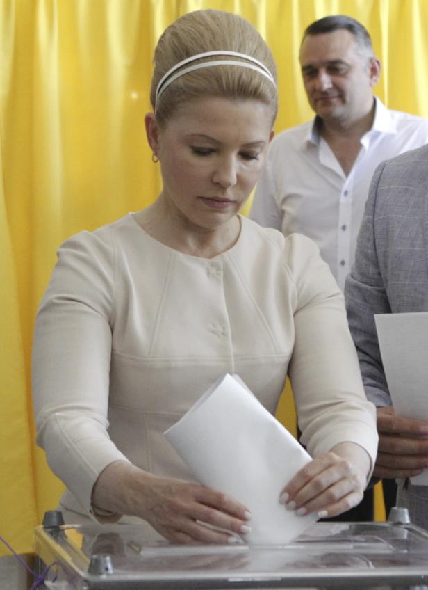 Julia Timoschenko wirft einen Stimmzettel in eine Wahlurne.