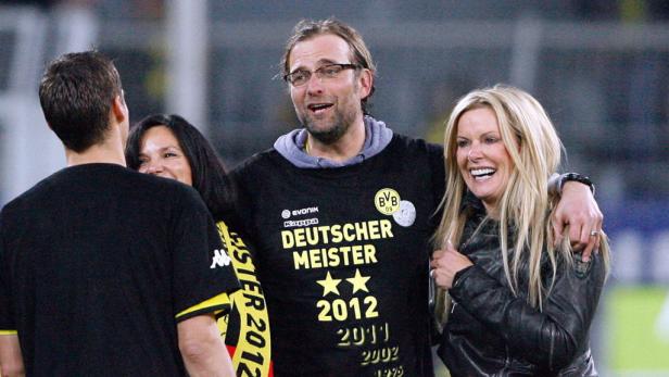 Jürgen Klopp feiert mit seiner Mannschaft den Gewinn der Deutschen Meisterschaft 2012.