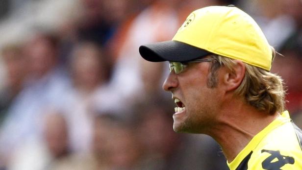 Jürgen Klopp, der Trainer, gestikuliert während eines Spiels.